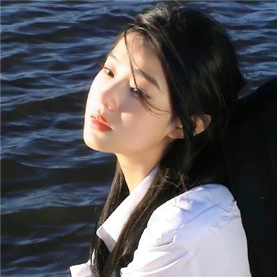 一个唱歌，另一个不唱歌